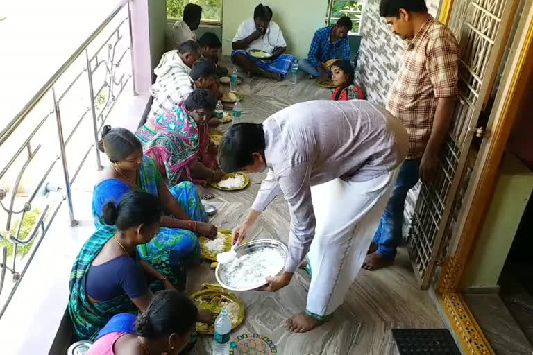 parvathipuram bjp in-charge distribute food to migrated people