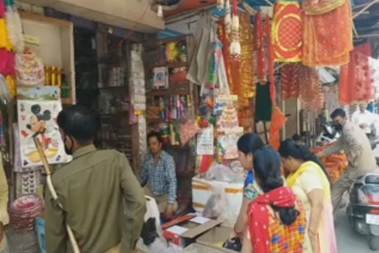 lockdown mixed effect, crowds of people in the markets in rampur uttar pradesh