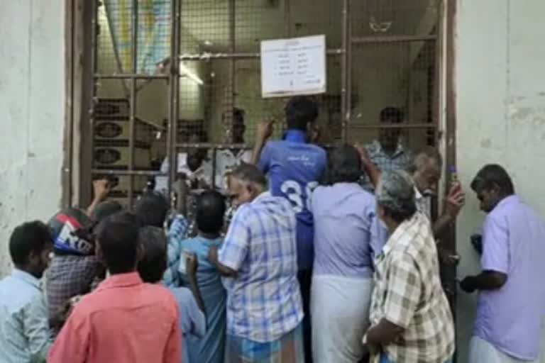 நாகப்பட்டினம்: மயிலாடுத்துறையில் இன்று மாலை 6 மணி முதல் 144 தடை உத்தரவால் டாஸ்மாக் மதுபானக்கடையில் மது வாங்க குடிமகன்கள் கூட்டமாக அலைமோதினர்.