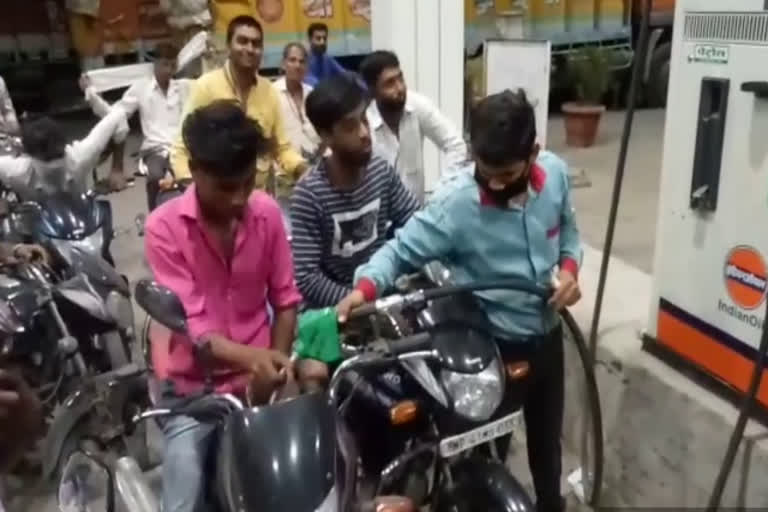 Crowd at petrol pump in Dewas due to lockdown