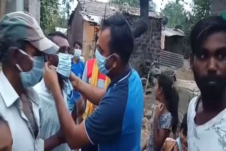 Journalists distributed masks