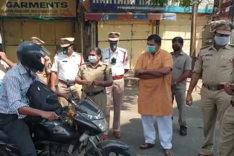 goshamahal mla Rajasingh educated motorists on lockdown situation