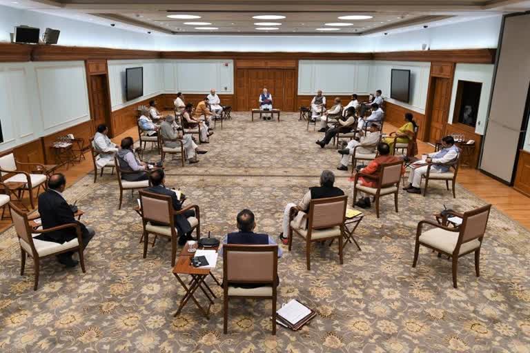 social distancing in cabinet meeting