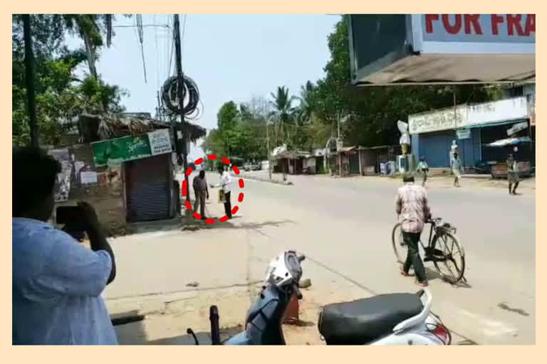 Locals helping police in lockdown at chodavaram in visakha district