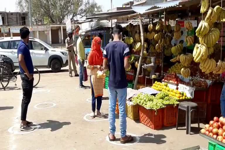 Round marks made in front of shops for social distance