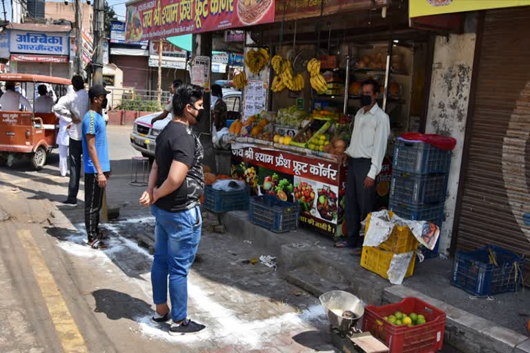 shopkeeper using social distancing in bhiwani