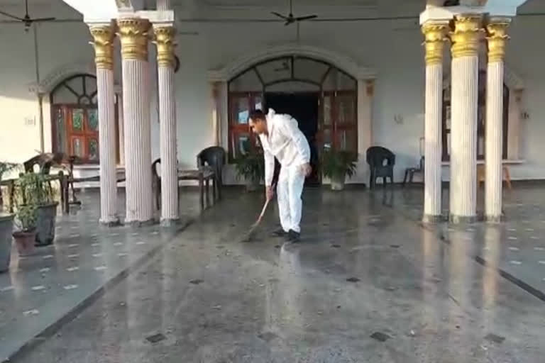 Loni MLA Nand Kishore Gurjar doing house cleaning during lockdown in ghaziabad