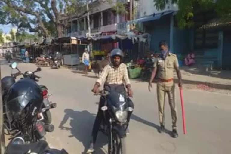 திருவள்ளூர் செய்திகள்  144 தடை உத்தரவின் போது வெளியே சுற்றித்திரிந்த வாகனங்கள் பறிமுதல்  5 two wheeler seized for violate the 144 order in thiruvallur