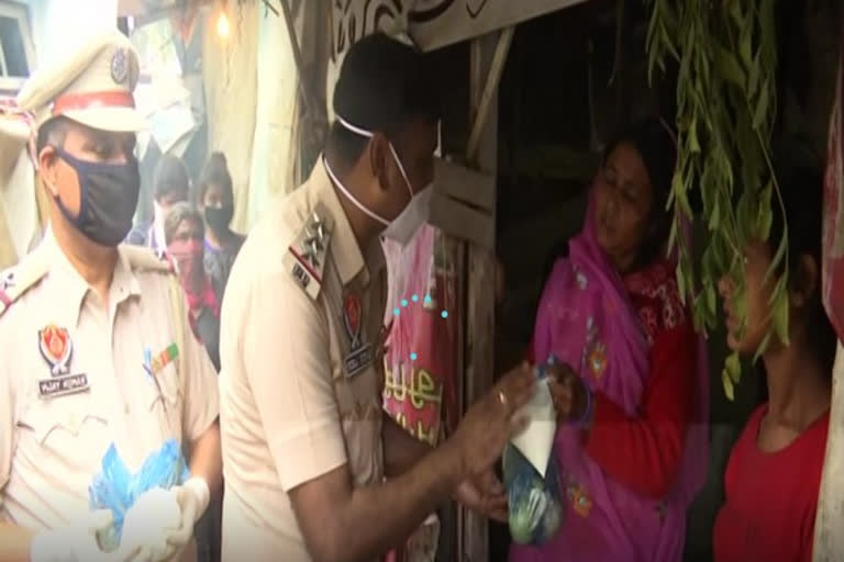 punjab-police-distributes-free-food-to-needy-during-lockdown-in-amritsar