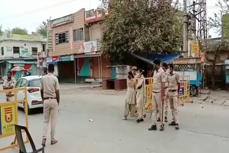 Police distributed biscuits and masks, पुलिस ने बांटे बिस्किट और मास्क