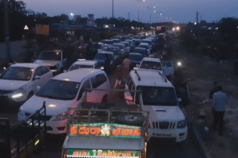 Huge traffic at Ap-telangana border