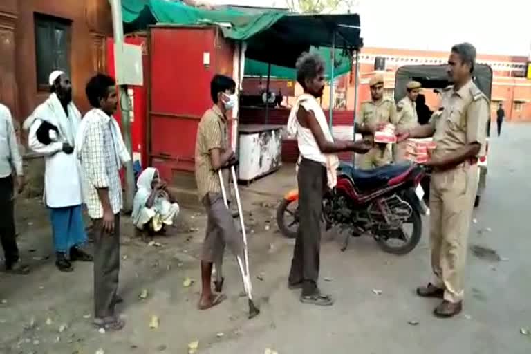 dholpur police, Police distributed food packets In dholpur, धौलपुर पुलिस ने बांटे खाने के पैकेट, मुख्यमंत्री राहत कोष