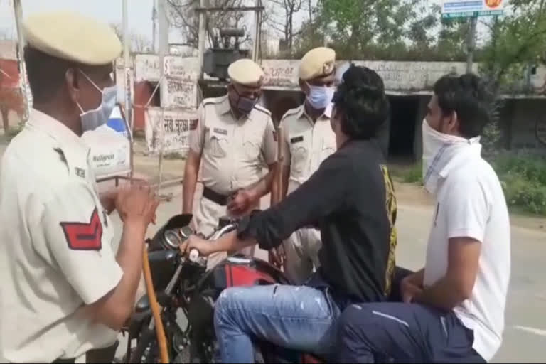 Hisar Police cut challan for those who violate lockdown