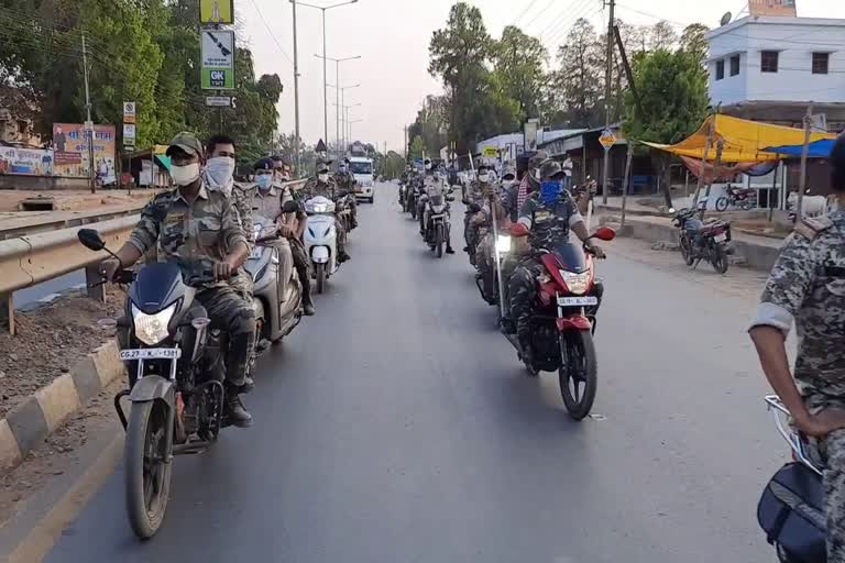 Police conduct flag march in Kondagaon and convince people to stay at home