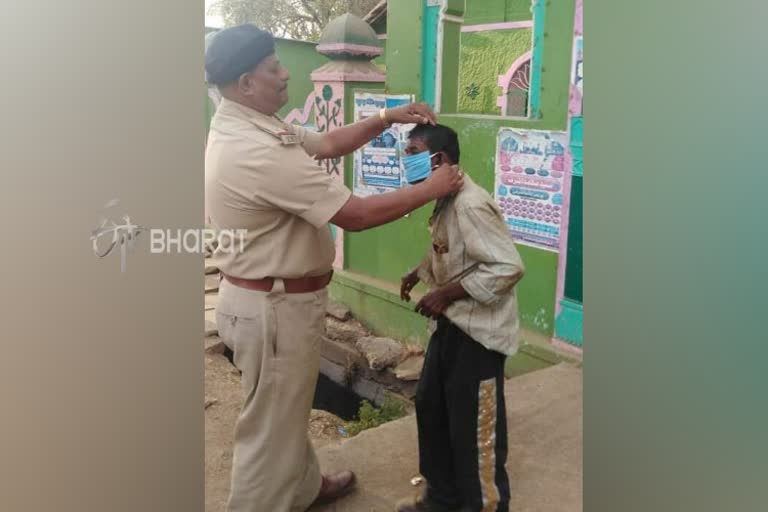 Police Gave a mask to a mentally ill person