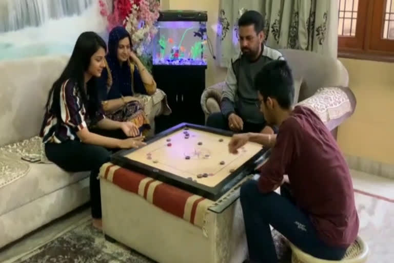 कैरम खेलते नजर आए महेंद्र चौधरी,  Mahendra Chaudhary was seen playing Carrom