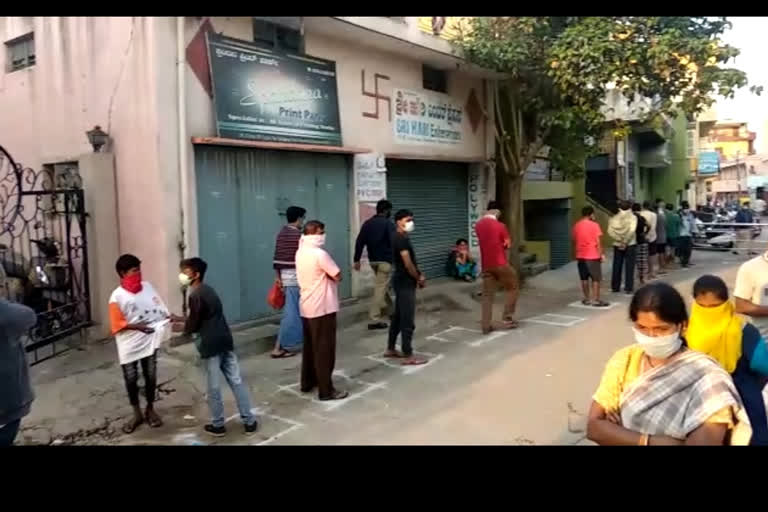 Que infront of the chicken shop in Bangalore