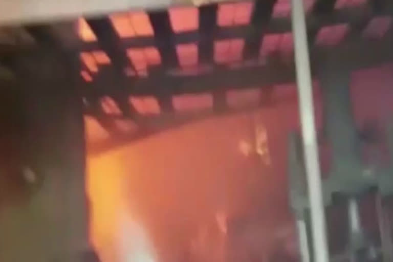 Fierce fire in tire factory in Ghaziabad