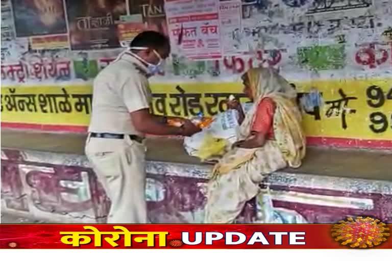 police-provide-food-to-beggar-in-buldana