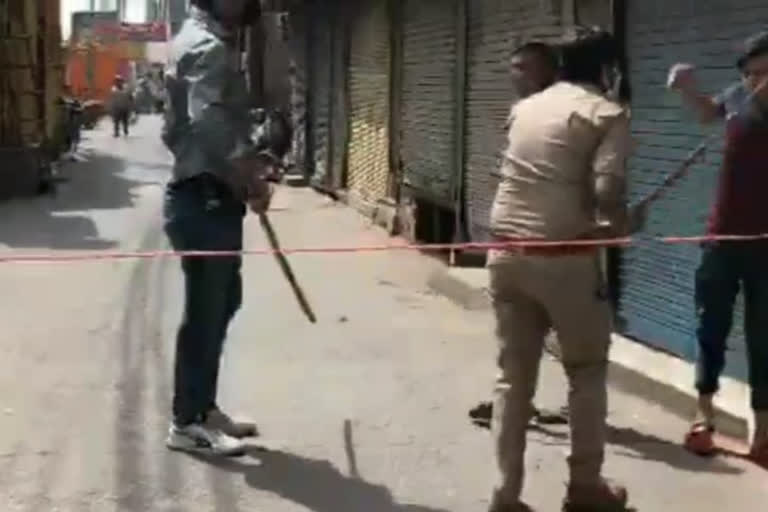 ghaziabad police beating two boys for stepping out of home in lock down video viral