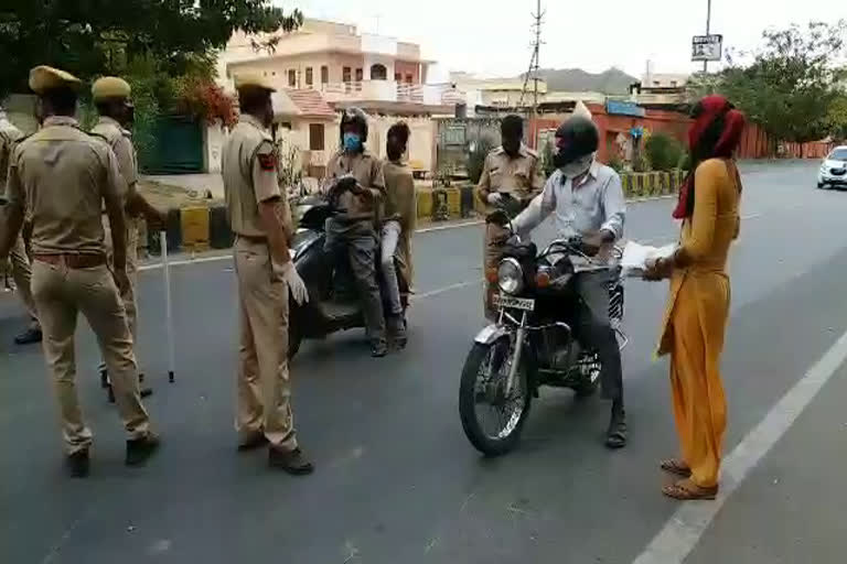 लॉकडाउन की पालना नहीं करने पर चालान काट रही पुलिस, Police chasing challans for not maintaining lockdown