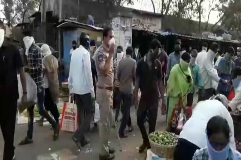 warangal police serious on customers and sellers in vegetable market warangal