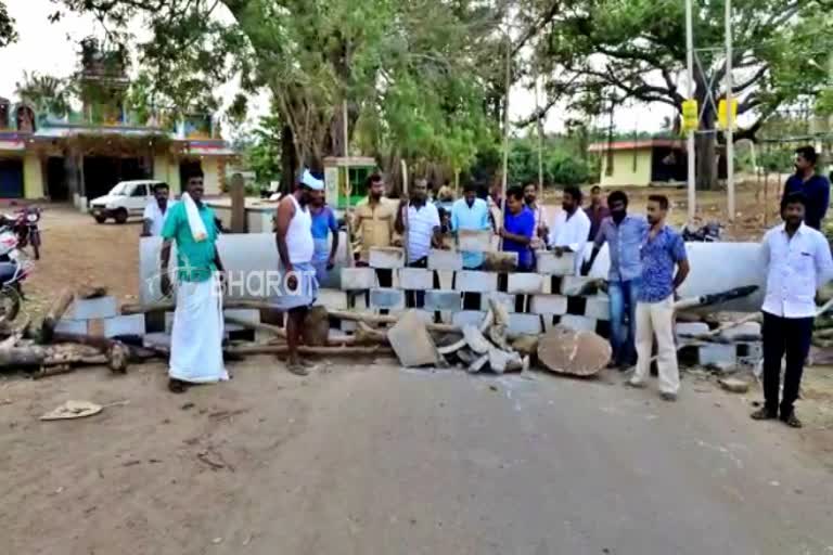 Kurubarahalli villagers blocked the village roads