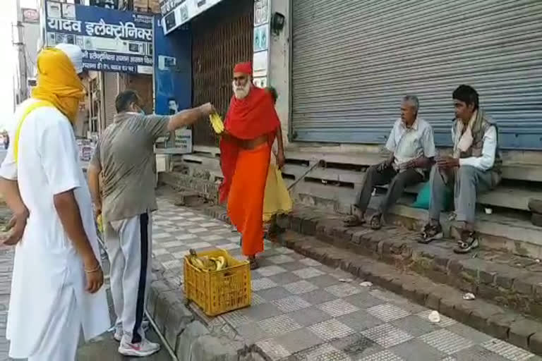 a man gives food to poor people during lockdown in rewari