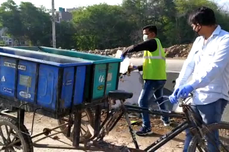 MCD workers cleaning najafgarh road after lockdown in delhi