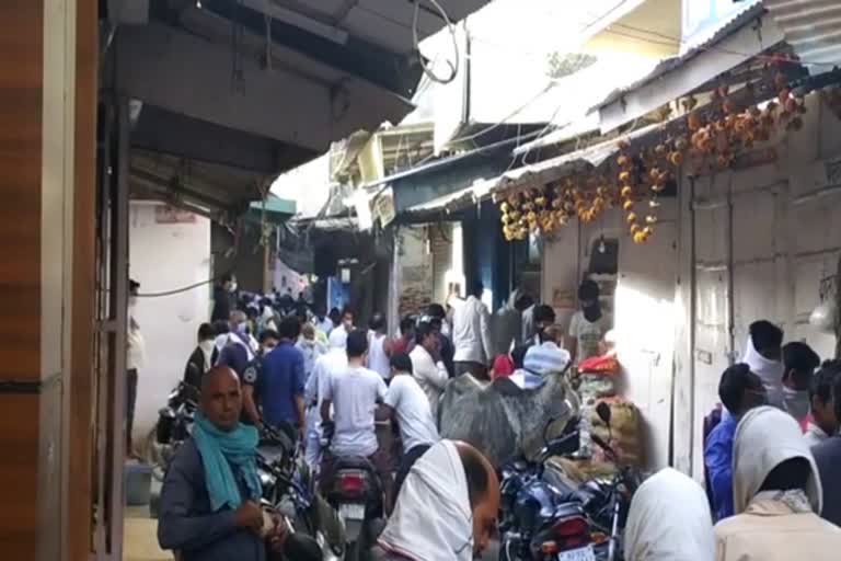 बाजार में उमड़ी भीड़, crowd in the markets