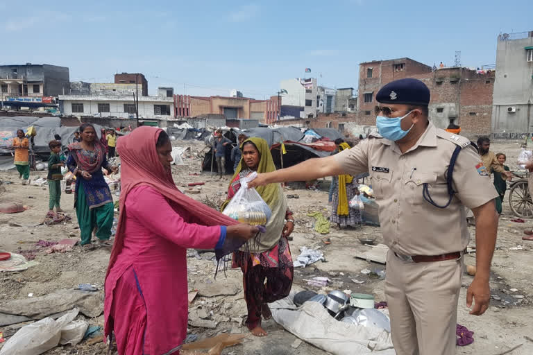 रुद्रपुर में राशन वितरण