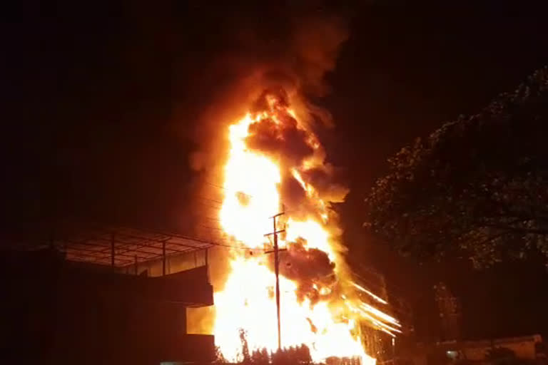 in-bhiwandi-taluka-a-wooden-pallet-godown-of-dapode-village-was-set-on-fire