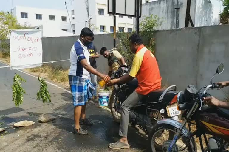 வெளியாட்களை கிராமத்துக்குள் அனுமதிக்காத இளைஞர்கள்