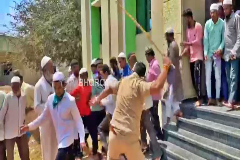 Police Lathi charge at Belgavi.