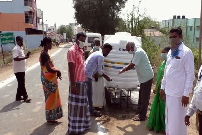 கைகளை கழுவிய பிறகே ஊருக்குள் அனுமதி