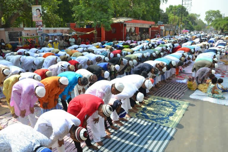 namaz  lockdown  Bahraich  coronavirus threat  ഉത്തരവ് ലംഘിച്ച് പള്ളി നമസ്‌കാരം  20 പേർക്കെതിരെ കേസെടുത്തു  പള്ളി നമസ്‌കാരം  ആസാദ്‌നഗർ