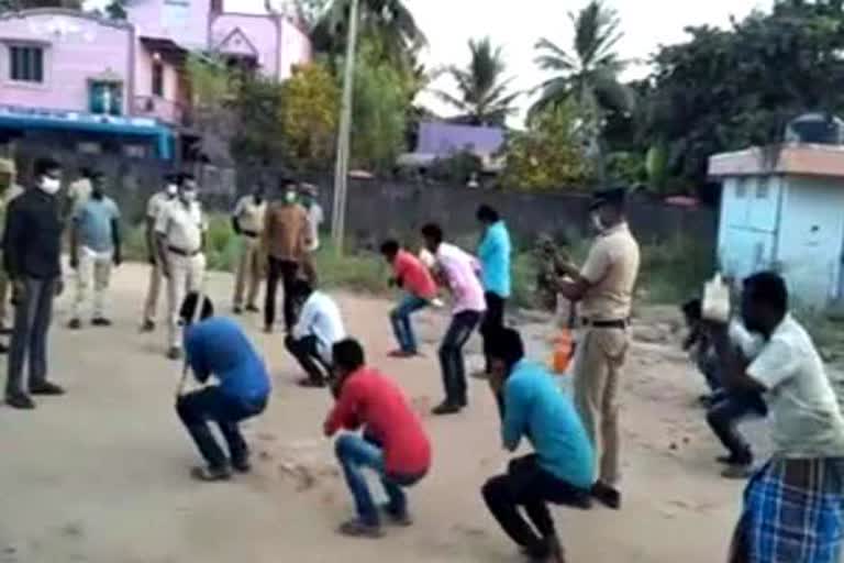 police punished youths for playing cricket in corona pandemic time  இளைஞர்களை தோப்பு கரணம் போடவைத்த போலீசார்