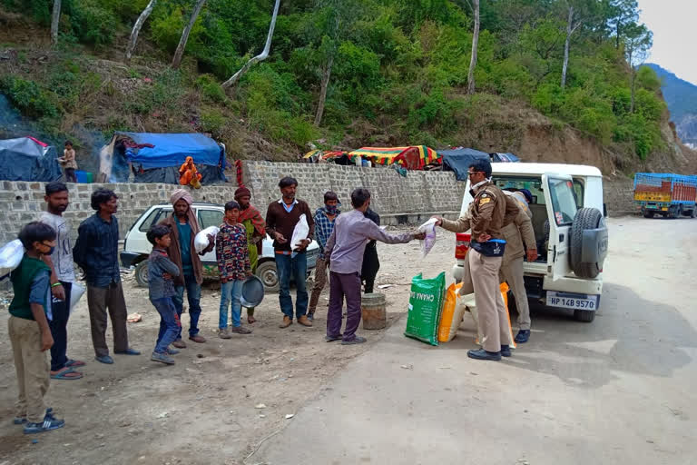 Solan police personnel helped slum dwellers in curfew, कर्फ्यू में झुग्गी झोपड़ी वालों के लिए मसीहा बने सोलन पुलिस के जवान