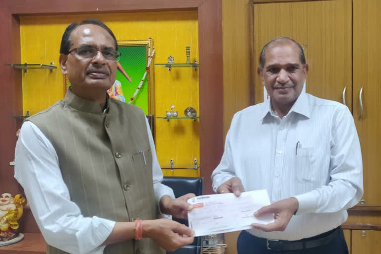 Vardhman Textiles gave an amount of one crore for the Chief Minister's Assistance Fund in bhopal