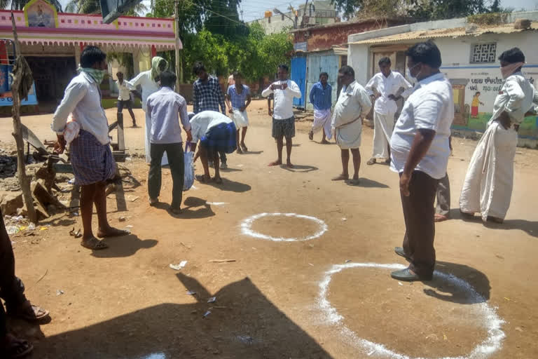 ಜನರಲ್ಲಿ ಕೊರೊನಾ ಜಾಗೃತಿ ಮೂಡಿಸುತ್ತಿದ್ದಾರೆ ಪಂಚಾಯತಿ ಸದಸ್ಯ