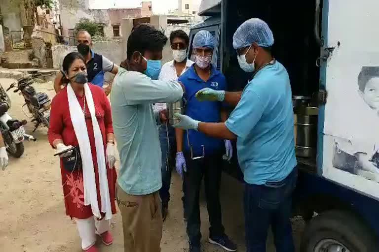 जनता रसोई ने बांटे खाने के पैकेट, Janta Kitchen distributed food packets