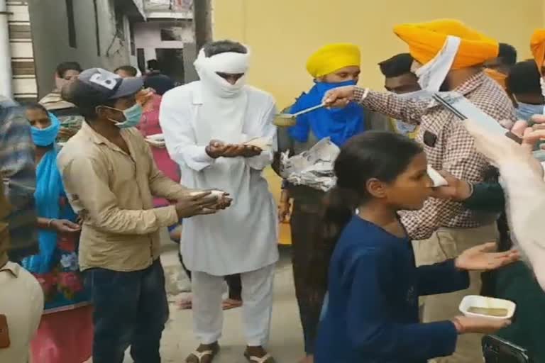 police distribute food to poor people during cufew in ferozpur