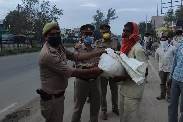 muradnagar police station SHO omprakash singh distributing food to people in ghaziabad