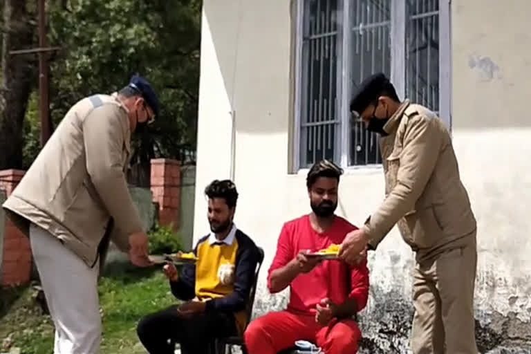 Police feeds two hungry person during curfew