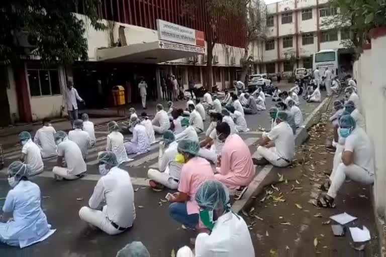 अजमेर में संविदा नर्सिंग कर्मियों का प्रदर्शन, protest of contract nursing personnel in Ajmer