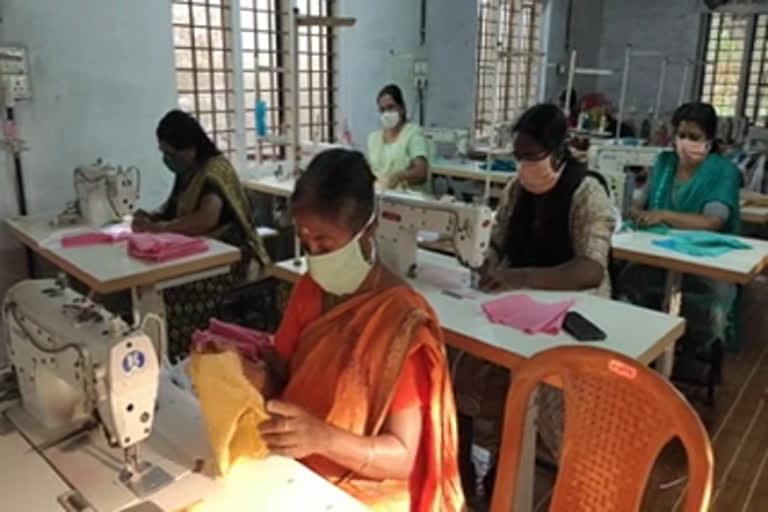 Nature Bags and Files with Mask Manufacturing  Mask Manufacturing in pandhalam  pathanamthitta news  പത്തനംതിട്ട വാര്‍ത്തകള്‍  നേച്ചർ ബാഗ്‌സ് ആൻഡ്‌ ഫയൽസ്  മാസ്ക്ക്