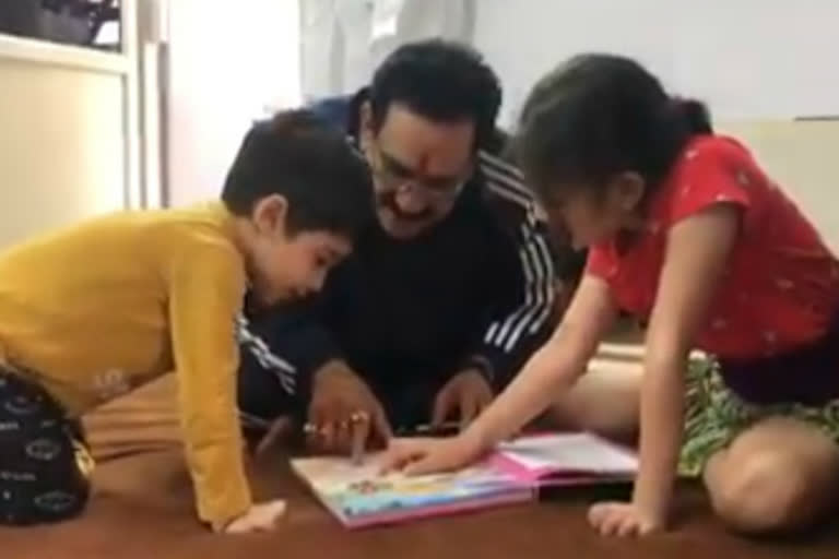 narottam-mishra-is-having-fun-with-children-at-home