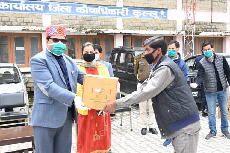 Govind Thakur distributed ration