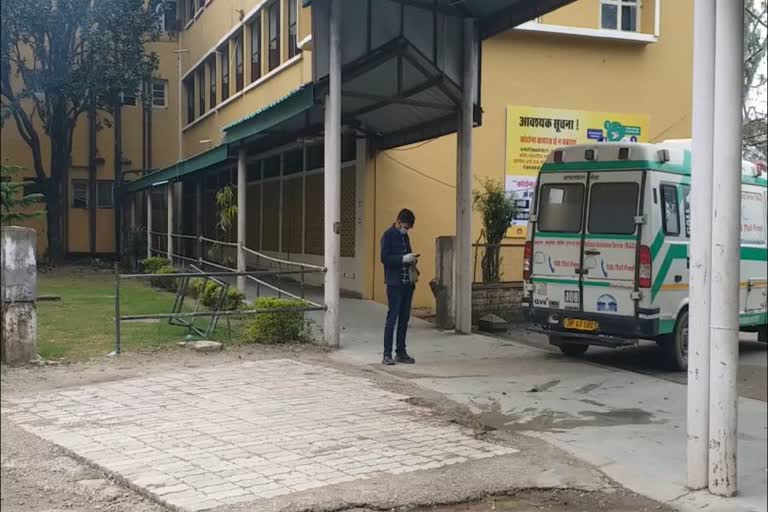 Corona suspect waits outside hospital