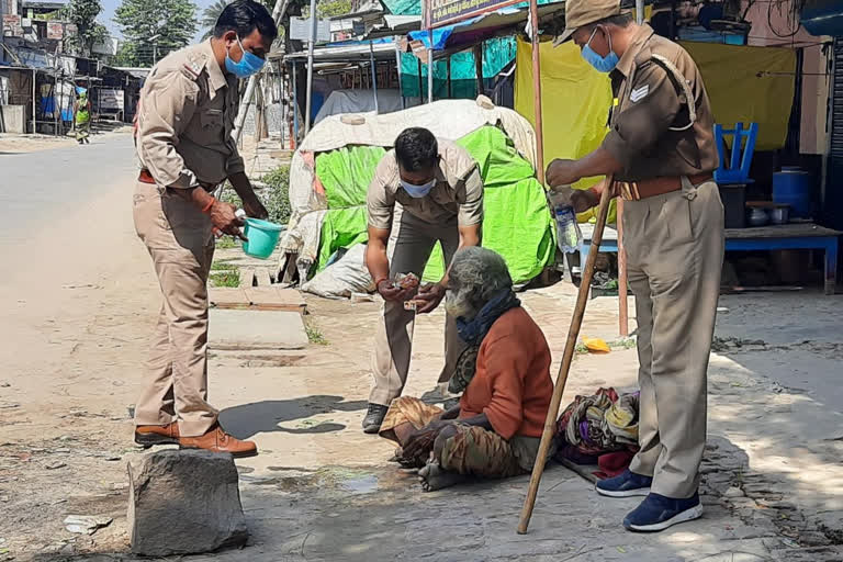 पुलिस लोगों को बांट रही खाना